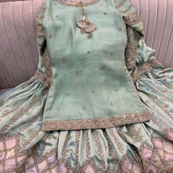 PAKISTANI/INDIAN PARTY ATTIRE - Picture 3 of 5